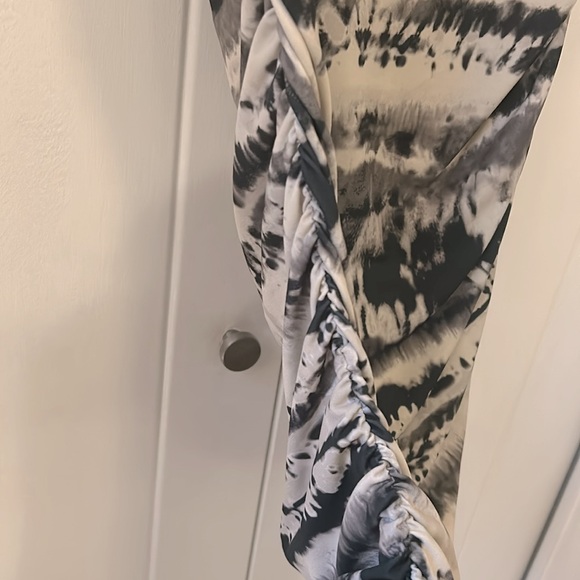 Misguided Ruched Skirt. Unlined, ruching both sides for a slimming look! Size 12 - Picture 3 of 3